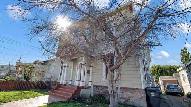 Building Photo - 3014 Encinal Ave