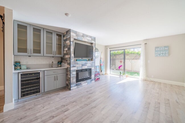 Building Photo - 700 Esplanade