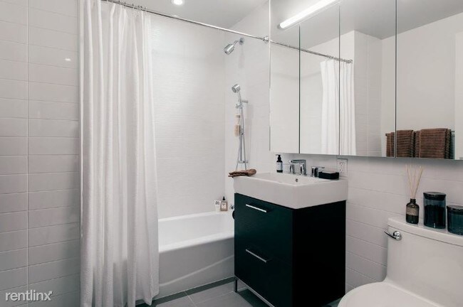Building Photo - 1 br, 1 bath House - 221-221 West 29th St