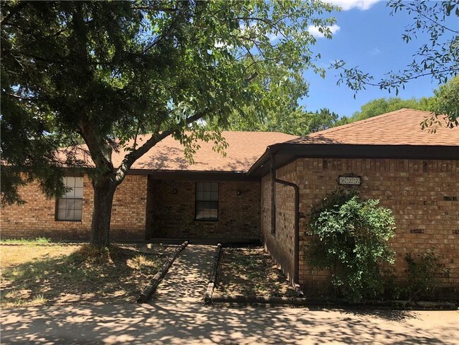 Building Photo - 827 Hill City Dr