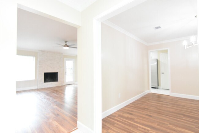 Foto del edificio - 13710 Ella Lee Ln