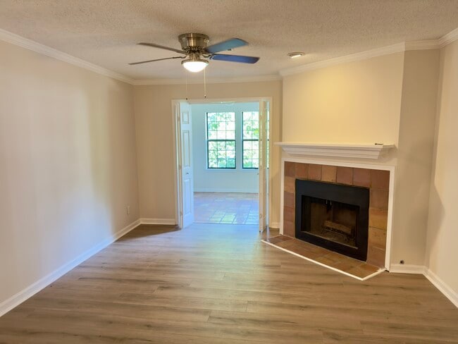 Building Photo - 208 Barrington Hills Dr