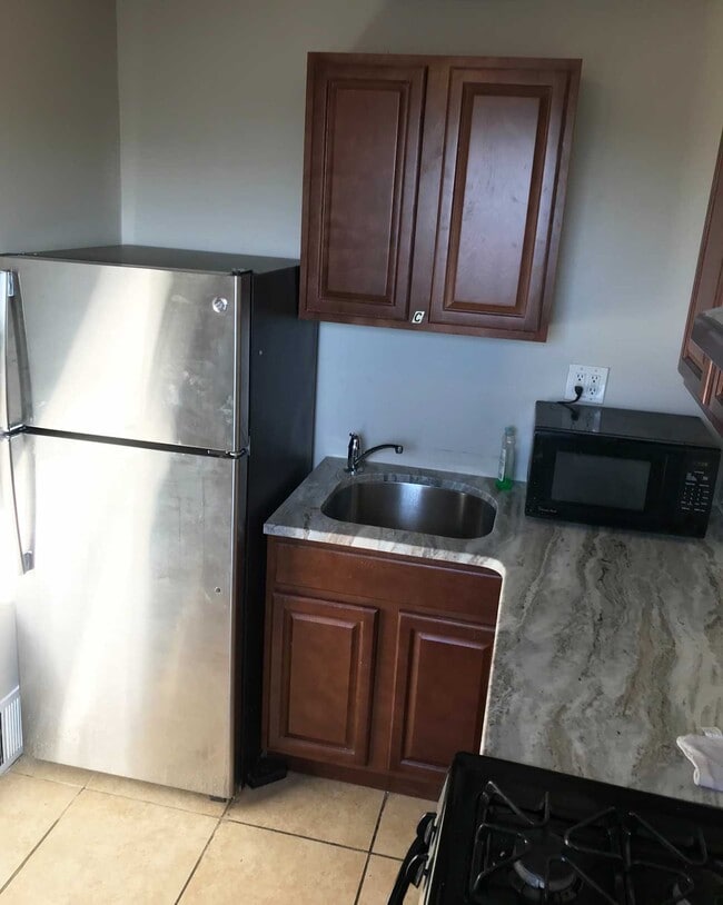 Kitchen - 1921 W Nedro Ave