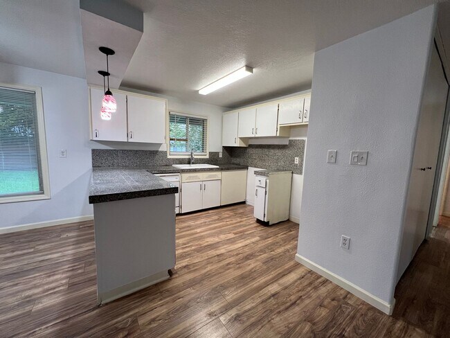 Foto del edificio - 3 bedroom 1.5 bath home with two car garag...