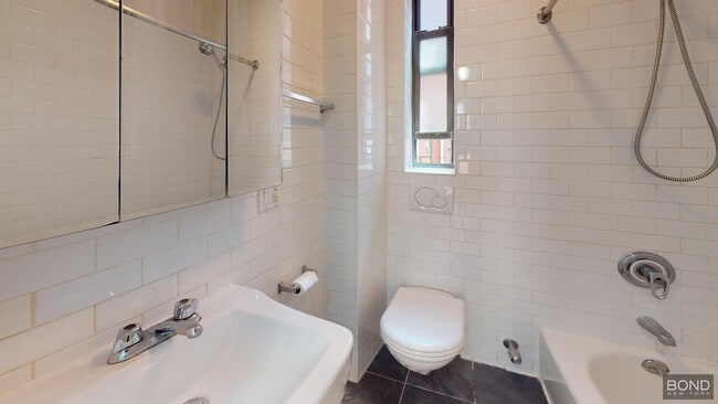 Building Photo - 415 E 73rd St