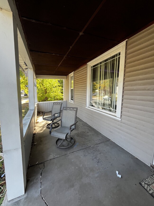 Building Photo - NO SECURITY DEPOSIT 4 bed 1 bath very clos...