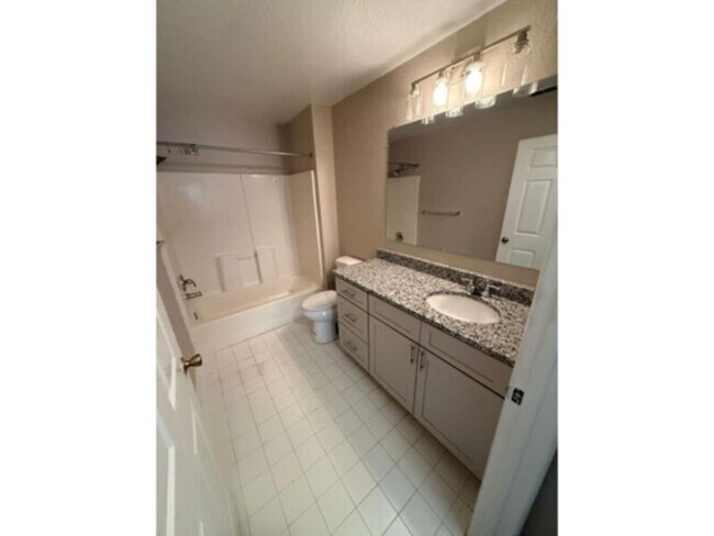 Foto del edificio - 2 bed 2 bath condo at CYPRESS FARIWAY