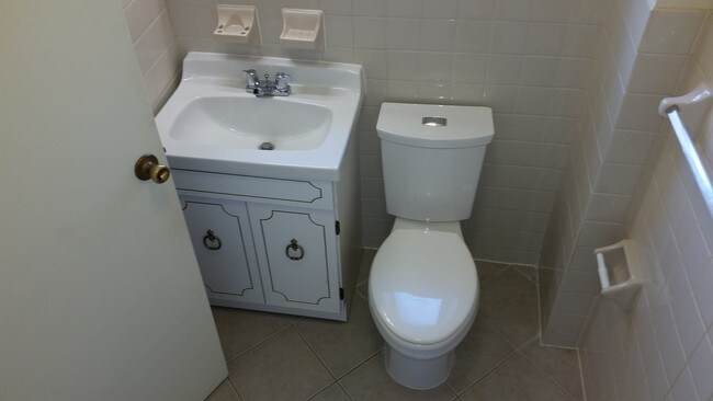 Tile bath - 1514 W Shunk St
