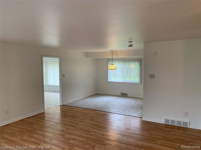 Foto del edificio - 4911 W Maple Rd