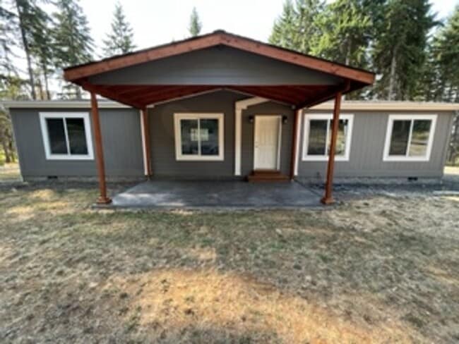 Building Photo - 3 bedroom, 2 bath home in beautiful countr...