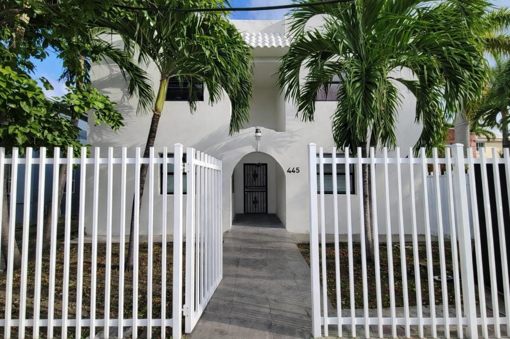 Photo - 445 SW 3rd St