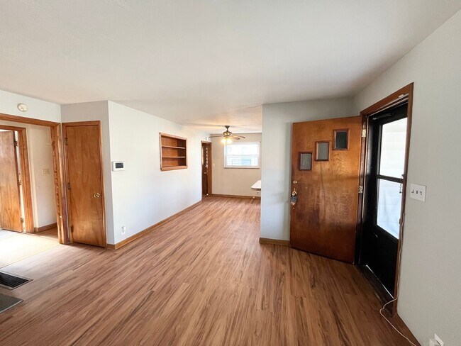 Foto del edificio - Cozy 2 Bedrm/1 Bath Home in Dunbar! Covered Front Porch. Double Pane Windows.