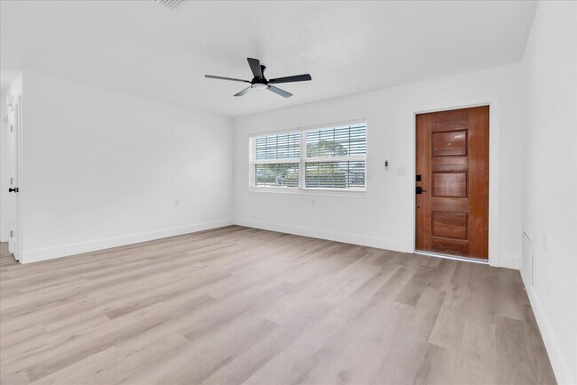 Building Photo - 8801 Sunlit Cove Dr NE