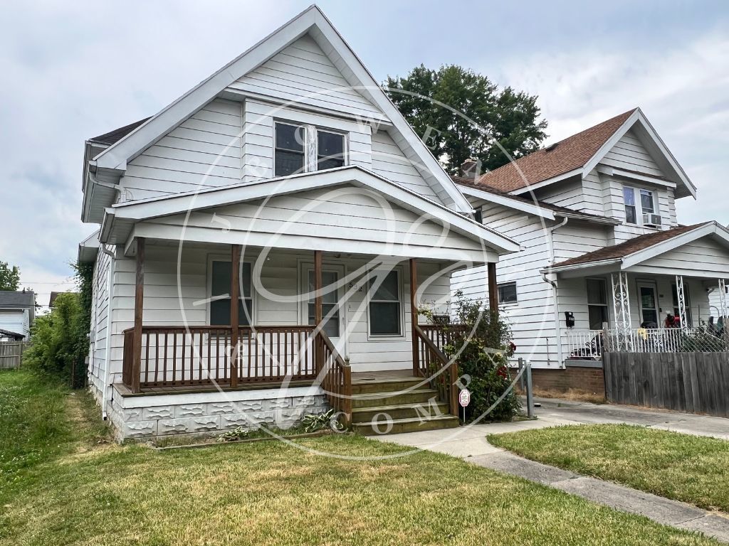 Primary Photo - Large 3 Bedroom home with 2 full Baths in ...