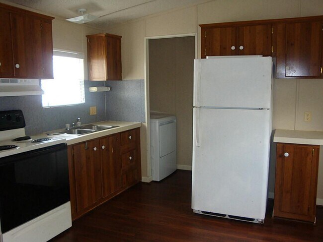 Foto del edificio - 2445 Precinct Line Rd