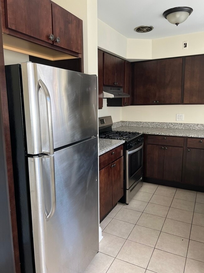 Building Photo - 1657 W Farwell Ave