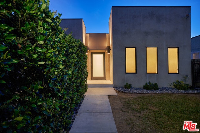 Building Photo - 845 N Las Palmas Ave