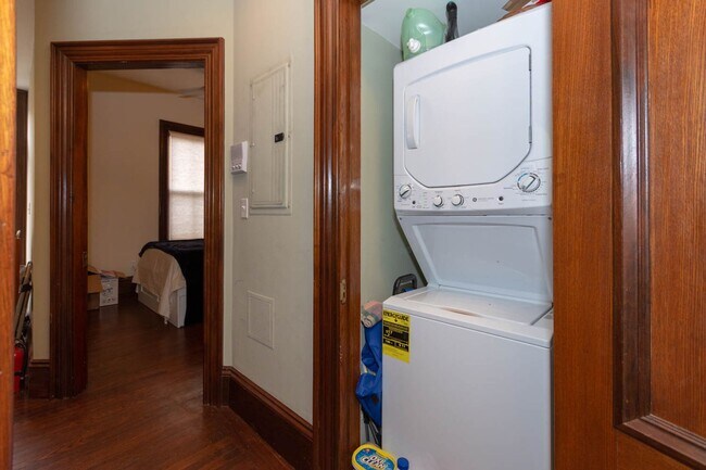 Foto del edificio - UPDATED MISSION HILL 4 BED/2 BATH RIGHT BY E LINE FOR 9/1   ~ CENTRAL AIR