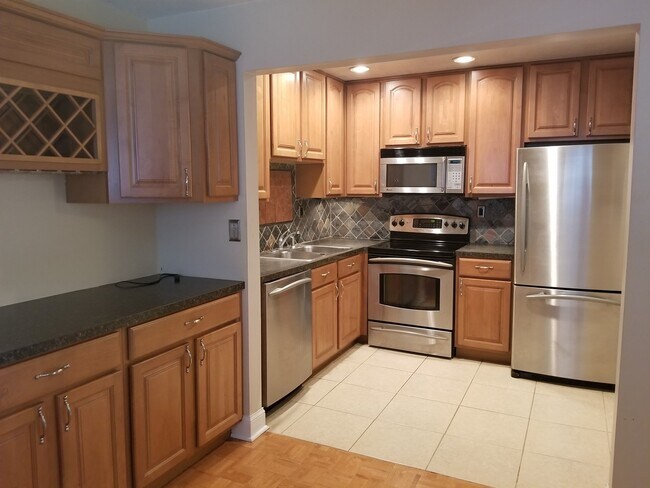 Foto del edificio - Beautiful Condo Near USF (Raintree)