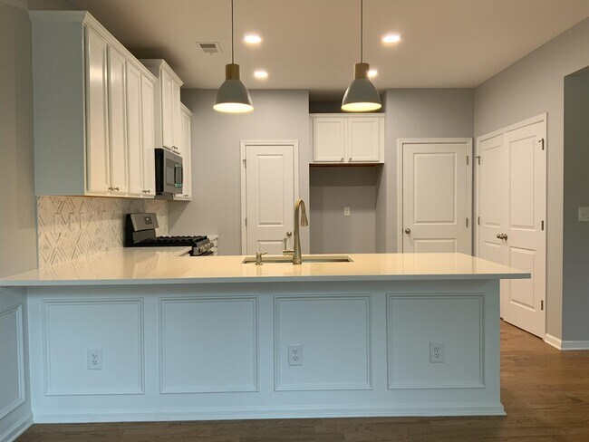 Building Photo - 1465 Parkside Village Dr