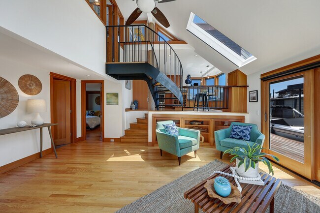 Foto del edificio - 3110 Portage Bay Pl E