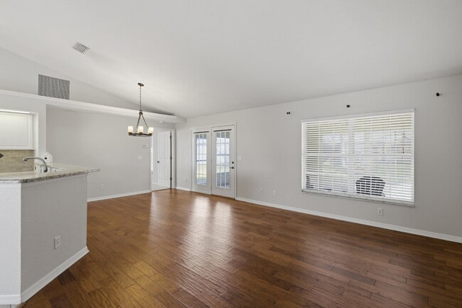 Building Photo - Spacious 3BR/2BA pet friendly home with a fenced backyard and oversized patio