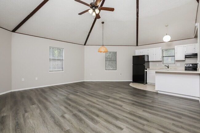 Building Photo - Adorable 2BR 1BA Home