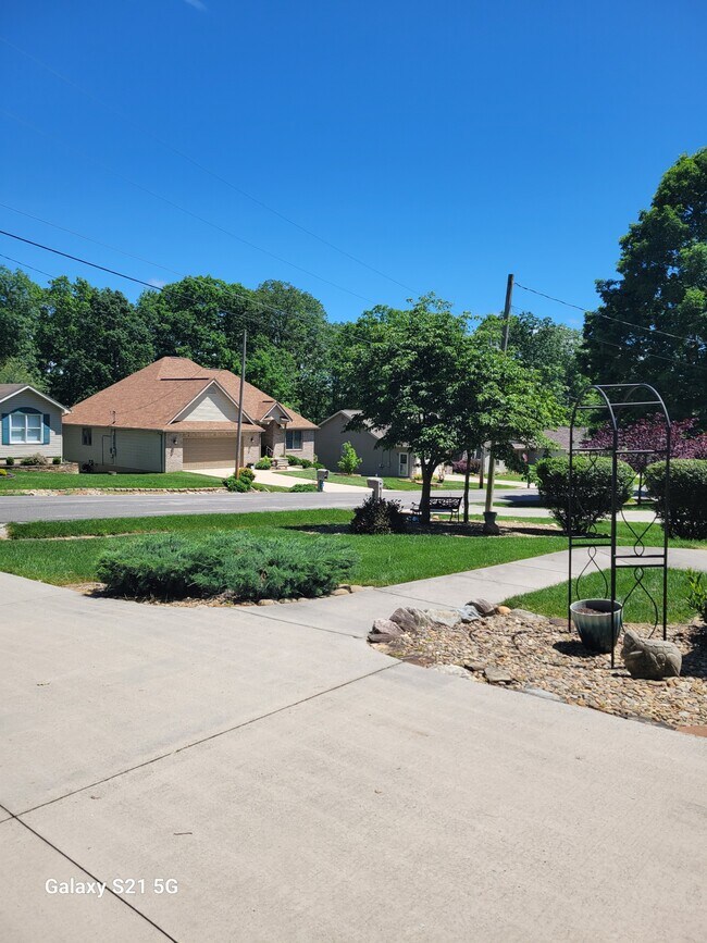 Foto del edificio - 223 Amherst Ln