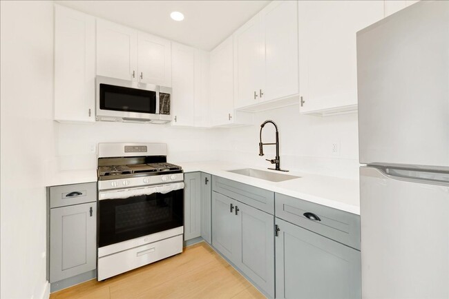 Building Photo - Beautifully Renovated One Bedroom Apartmen...