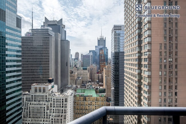 Foto del edificio - 235 W 48th St