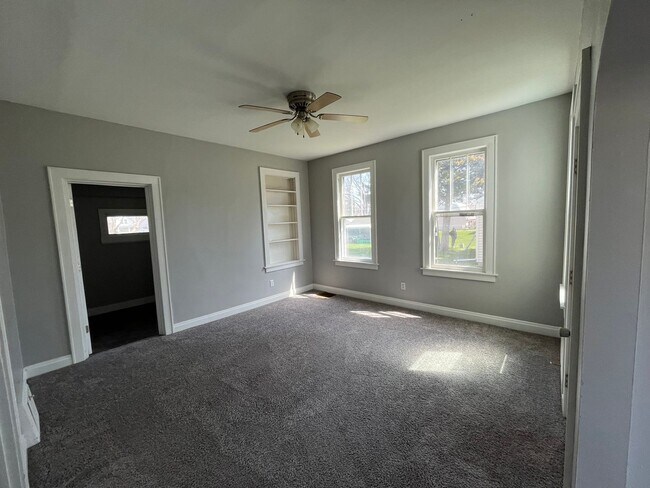 Building Photo - 3 Bedroom 1 Bath House in Davenport