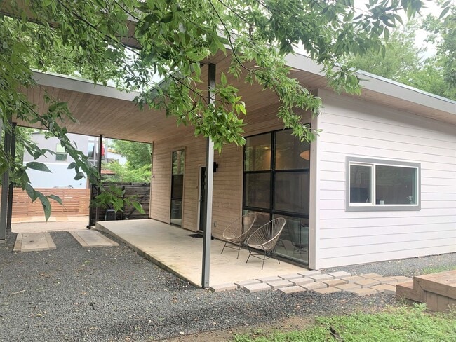 Building Photo - Awesome East Austin Flat