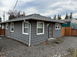 Building Photo - 3242-3250 SE 136th Ave