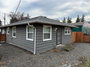 Building Photo - 3242-3250 SE 136th Ave