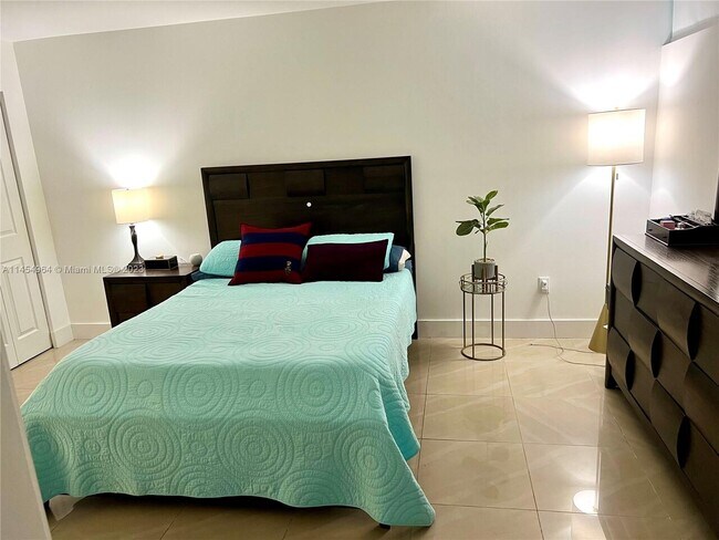 Building Photo - MIAMI LAKES CYPRESS VILLAS