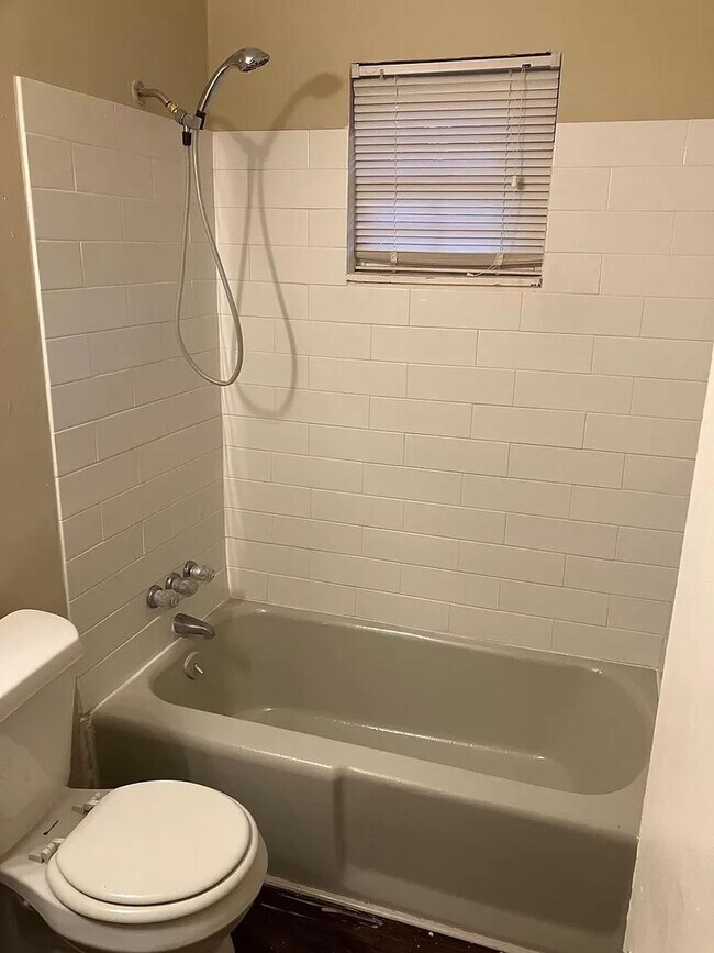 Building Photo - Room for Rent in 4 Bedroom Home at Hagler Dr