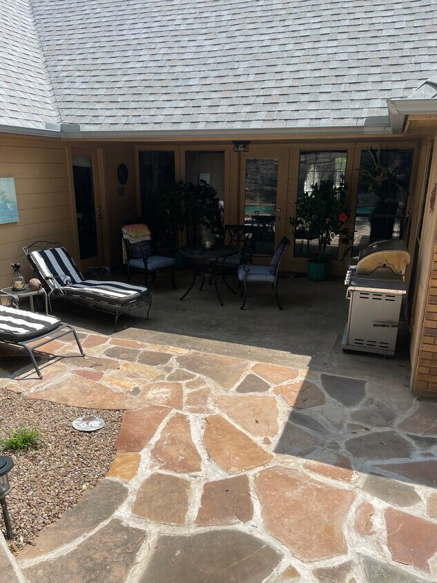 Foto del edificio - 3212 Oak Tree Ln