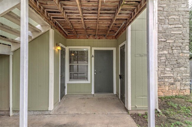 Foto del edificio - 400 Hedgewood Dr