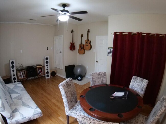 Foto del edificio - 10010 Wildflower Ln