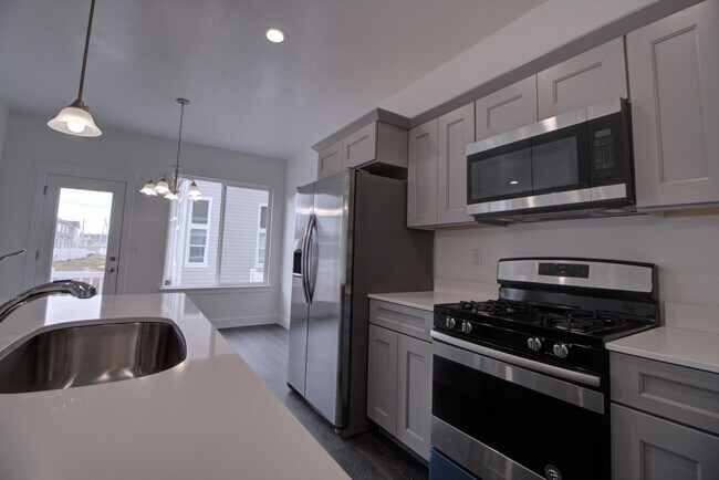 Foto del edificio - HOLIDAY MOVE-IN SPECIAL - 4 Bedroom 2.5 Bathroom Townhouse in Lehi!
