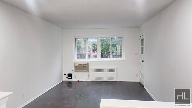 Foto del edificio - GUT RENOVATED VERY LARGE 3 BEDEROOMS W/ PR...