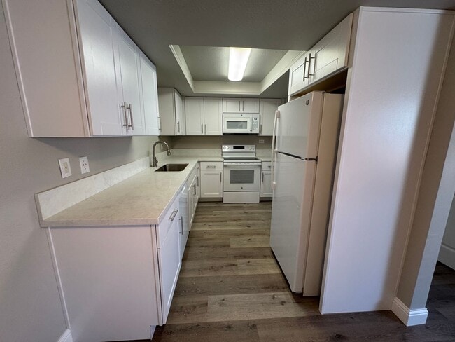 Building Photo - 3 bedroom, 2 bath, two car garage in Stead- pets welcome!