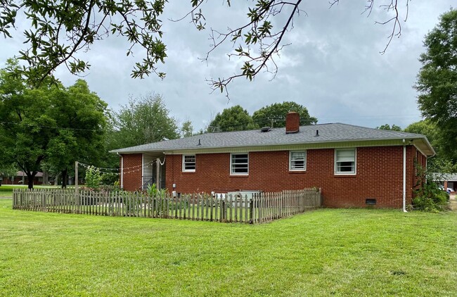 Building Photo - Charming full brick home!