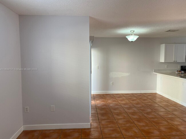 Building Photo - 6215 SW Kendale Lakes Cir