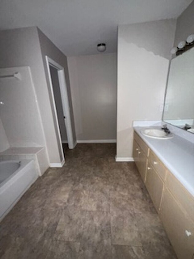 Foto principal - Killearn Lakes Available NOW
