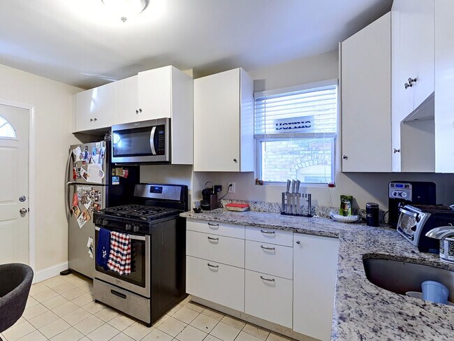 Building Photo - 17 Chilcott Pl