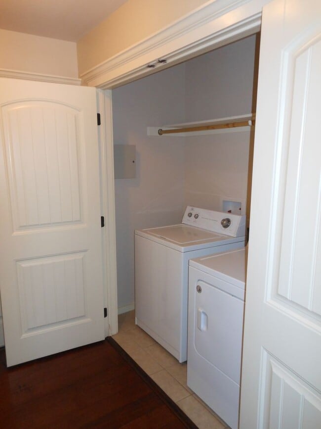 Building Photo - 2 Bedroom 1 Bath Apartment (40% 1st Month ...