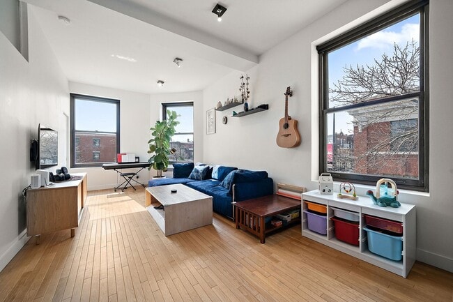 Building Photo - 2403 Avenue du Mont-Royal E