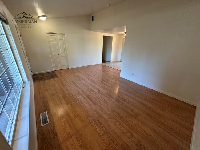 Building Photo - 3-bedroom, 2-bathroom home located in the ...