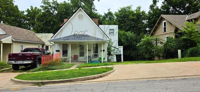 Building Photo - 1206 W Maple Ave